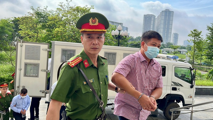 Cựu bí thư tỉnh ủy Hoàng Thị Thúy Lan cùng các bị cáo đến tòa bằng xe đặc chủng và xe 29 chỗ- Ảnh 1. Cựu bí thư tỉnh ủy Hoàng Thị Thúy Lan cùng các bị cáo đến tòa bằng xe đặc chủng và xe 29 chỗ- Ảnh 1.