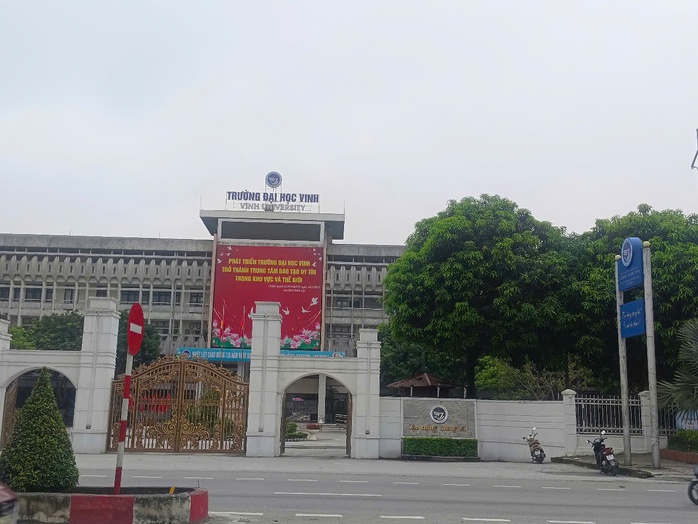 Kỷ luật cảnh cáo 2 cán bộ đại học bị nữ sinh tố có hành vi gạ gẫm, đụng chạm- Ảnh 1.