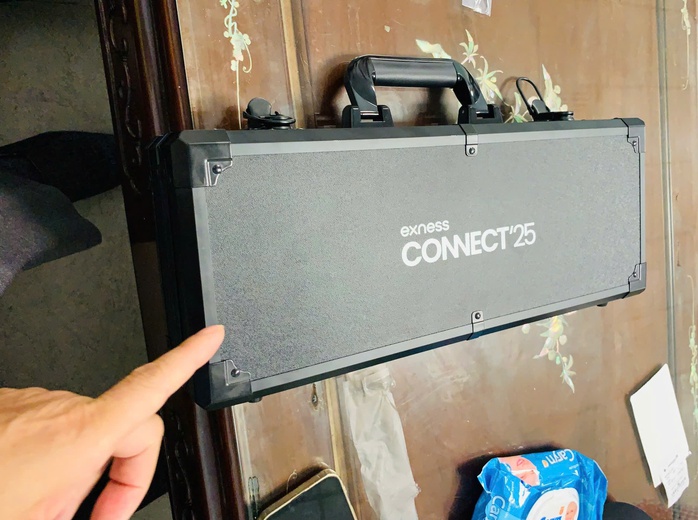 Khi tiếp viên chuyến bay từ nước ngoài về hỏi trong túi màu đen có gì, nam hành khách nói có bom- Ảnh 3.