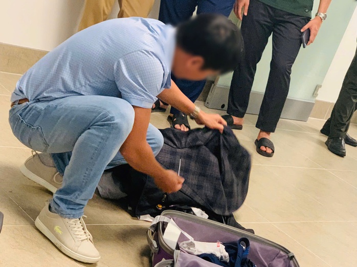 Khi tiếp viên chuyến bay từ nước ngoài về hỏi trong túi màu đen có gì, nam hành khách nói có bom- Ảnh 1.
