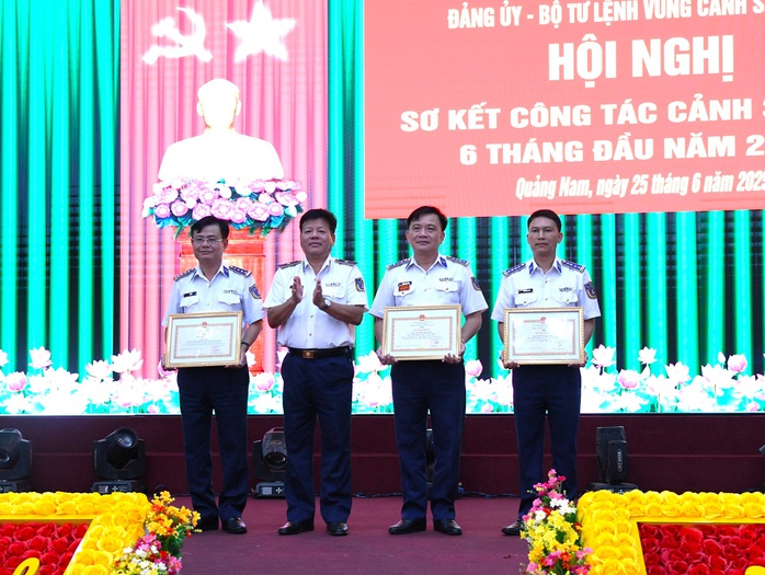 Xua đuổi hơn 500 lượt chiếc tàu nước ngoài xâm phạm chủ quyền vùng biển Việt Nam- Ảnh 2. Xua đuổi hơn 500 lượt chiếc tàu nước ngoài xâm phạm chủ quyền vùng biển Việt Nam- Ảnh 2.
