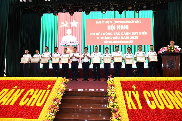 Xua đuổi hơn 500 lượt chiếc tàu nước ngoài xâm phạm chủ quyền vùng biển Việt Nam- Ảnh 3. Xua đuổi hơn 500 lượt chiếc tàu nước ngoài xâm phạm chủ quyền vùng biển Việt Nam- Ảnh 3.