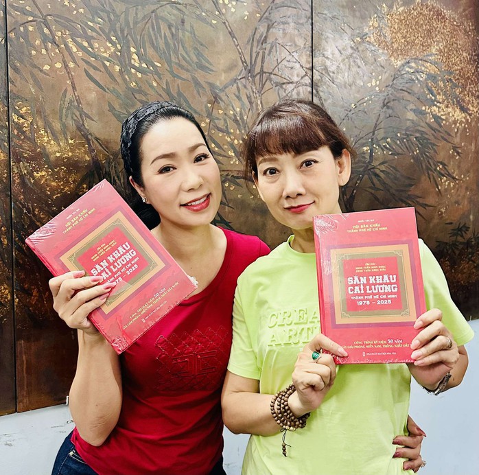 NSND Trịnh Kim Chi, Mỹ Uyên quảng bá sách "Sân khấu cải lương TP HCM giai đoạn 1975 – 2025" - Ảnh 1.