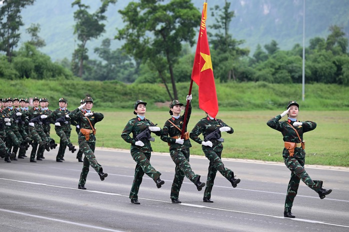 Ngắm các nữ chiến sĩ quân đội xinh đẹp luyện tập diễu binh, diễu hành- Ảnh 1.