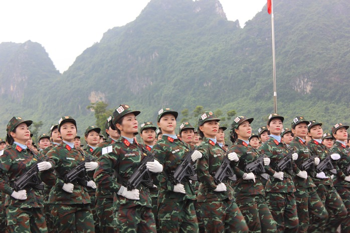 Ngắm các nữ chiến sĩ quân đội xinh đẹp luyện tập diễu binh, diễu hành- Ảnh 2.