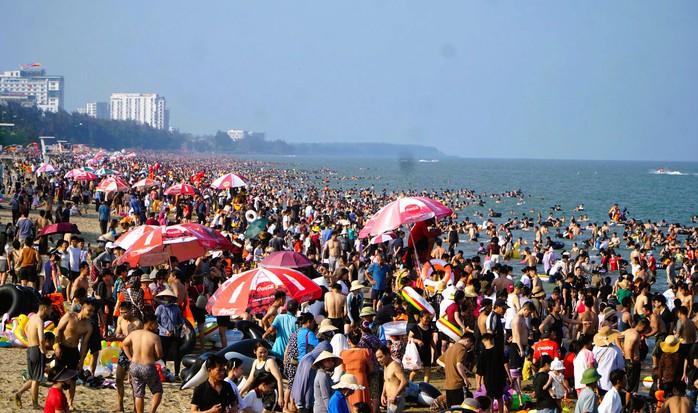 Ngành du lịch Thanh Hóa, Ninh Bình đón gần 18 triệu khách, thu hàng chục ngàn tỉ đồng- Ảnh 2. Ngành du lịch Thanh Hóa, Ninh Bình đón gần 18 triệu khách, thu hàng chục ngàn tỉ đồng- Ảnh 2.