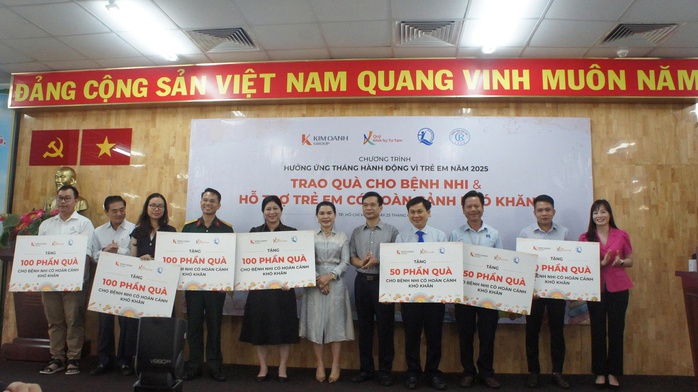 Trao hơn 1.000 phần quà cho bệnh nhi và hỗ trợ trẻ em có hoàn cảnh khó khăn - Ảnh 1.