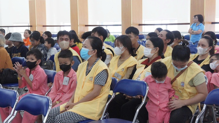 Trao hơn 1.000 phần quà cho bệnh nhi và hỗ trợ trẻ em có hoàn cảnh khó khăn - Ảnh 2.