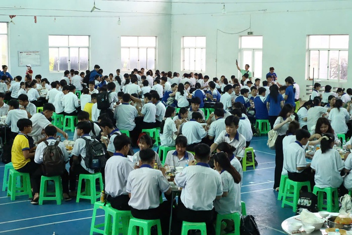 Nhiều trường ở Cần Thơ hỗ trợ suất ăn cho thí sinh thi tốt nghiệp THPT- Ảnh 3. Nhiều trường ở Cần Thơ hỗ trợ suất ăn cho thí sinh thi tốt nghiệp THPT- Ảnh 3.