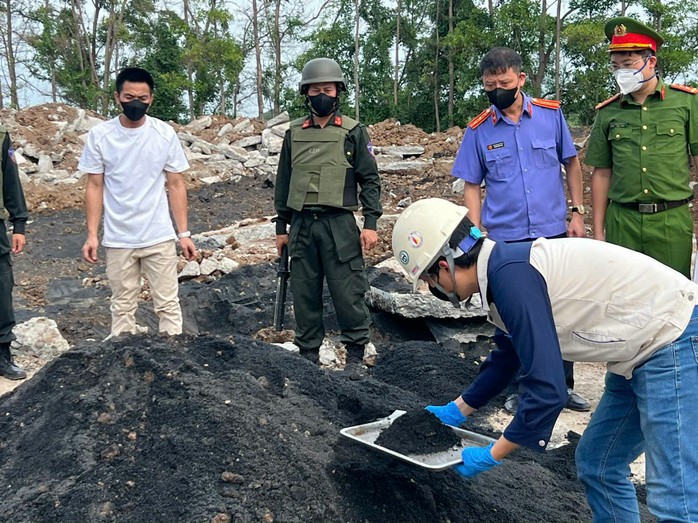Phá vụ án chôn, lấp chất thải công nghiệp độc hại số lượng đặc biệt lớn, tới hơn 1.600 tấn - Ảnh 1.