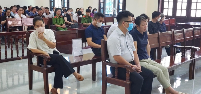 14 cựu lãnh đạo, cán bộ hải quan "ngó lơ" số hàng lậu trị giá hơn 1.800 tỉ đồng hầu toà- Ảnh 2. 14 cựu lãnh đạo, cán bộ hải quan "ngó lơ" số hàng lậu trị giá hơn 1.800 tỉ đồng hầu toà- Ảnh 2.