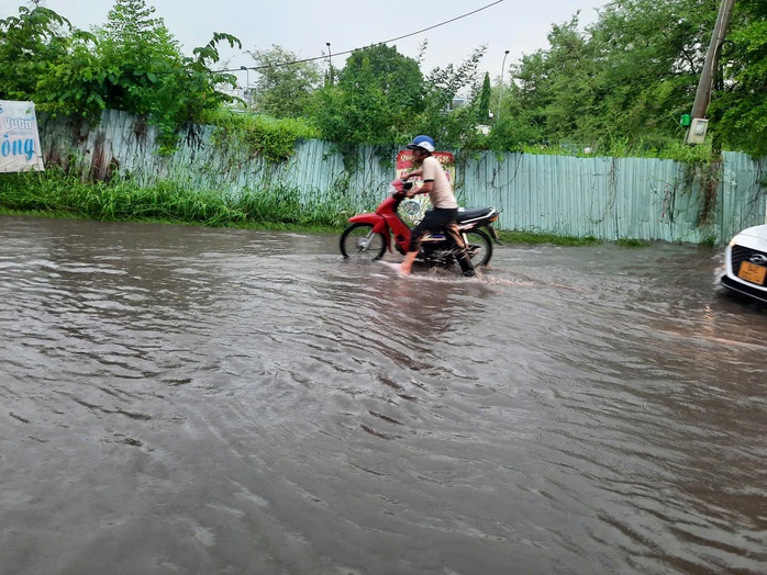 Nỗi vất vả trên nhiều tuyến đường ngập ở TP Thủ Đức- Ảnh 1. Nỗi vất vả trên nhiều tuyến đường ngập ở TP Thủ Đức- Ảnh 1.