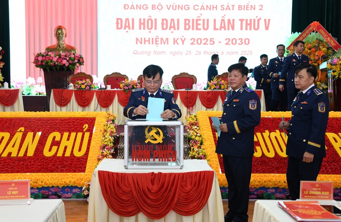 Đại tá Lê Huy tái đắc cử Bí thư Đảng ủy Vùng Cảnh sát biển 2- Ảnh 2. Đại tá Lê Huy tái đắc cử Bí thư Đảng ủy Vùng Cảnh sát biển 2- Ảnh 2.