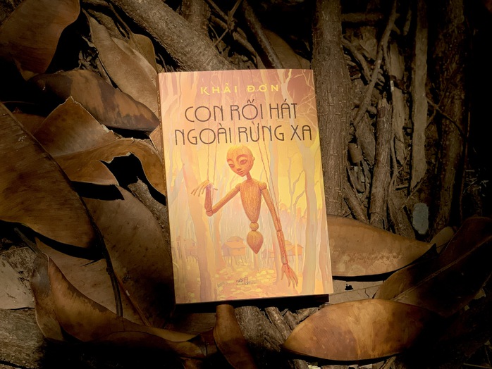 Khải Đơn lần đầu thử sức với truyện ngắn qua "Con rối hát ngoài rừng xa"- Ảnh 1. Khải Đơn lần đầu thử sức với truyện ngắn qua "Con rối hát ngoài rừng xa"- Ảnh 1.