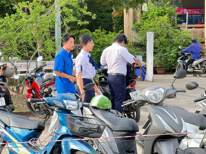 Kỳ thi THPT 2025: Thí sinh bắt đầu thi ngữ văn, đón xem gợi ý giải đề- Ảnh 15. Kỳ thi THPT 2025: Thí sinh bắt đầu thi ngữ văn, đón xem gợi ý giải đề - Ảnh 20.