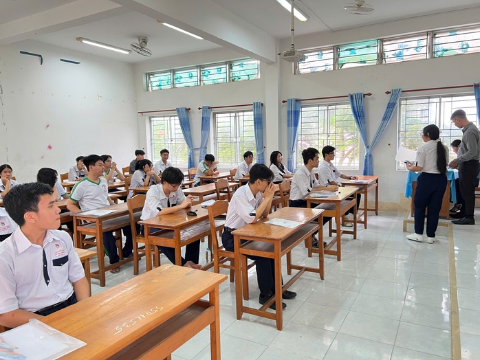 Kỳ thi THPT 2025: Thí sinh bắt đầu thi ngữ văn, đón xem gợi ý giải đề- Ảnh 16. Kỳ thi THPT 2025: Thí sinh bắt đầu thi ngữ văn, đón xem gợi ý giải đề - Ảnh 21.