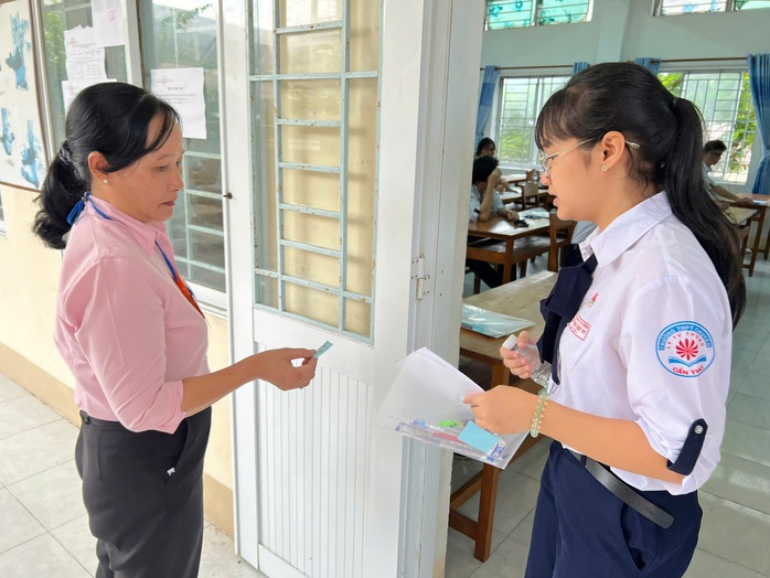 Kỳ thi THPT 2025: Thí sinh bắt đầu thi ngữ văn, đón xem gợi ý giải đề- Ảnh 17. Kỳ thi THPT 2025: Thí sinh bắt đầu thi ngữ văn, đón xem gợi ý giải đề - Ảnh 22.