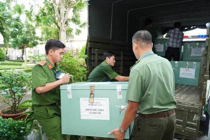 Kỳ thi THPT 2025: Thí sinh bắt đầu thi ngữ văn, đón xem gợi ý giải đề- Ảnh 12. Kỳ thi THPT 2025: Thí sinh bắt đầu thi ngữ văn, đón xem gợi ý giải đề - Ảnh 17.