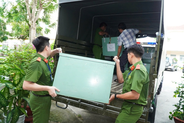 Kỳ thi THPT 2025: Thí sinh bắt đầu thi ngữ văn, đón xem gợi ý giải đề- Ảnh 13. Kỳ thi THPT 2025: Thí sinh bắt đầu thi ngữ văn, đón xem gợi ý giải đề - Ảnh 18.