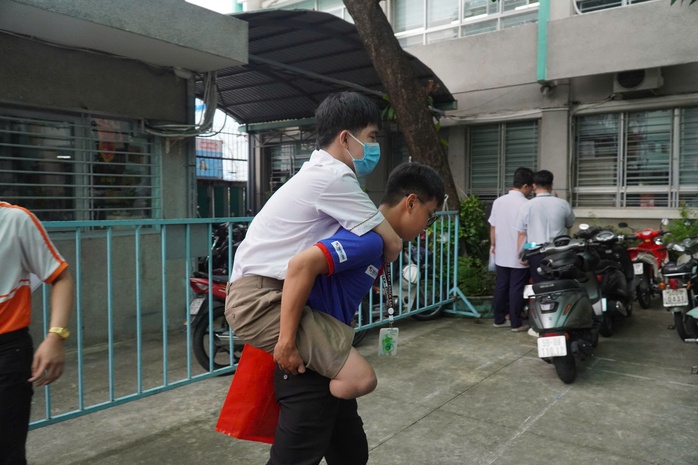 Kỳ thi THPT 2025: Thí sinh bắt đầu thi ngữ văn, đón xem gợi ý giải đề- Ảnh 11. Kỳ thi THPT 2025: Thí sinh bắt đầu thi ngữ văn, đón xem gợi ý giải đề - Ảnh 16.