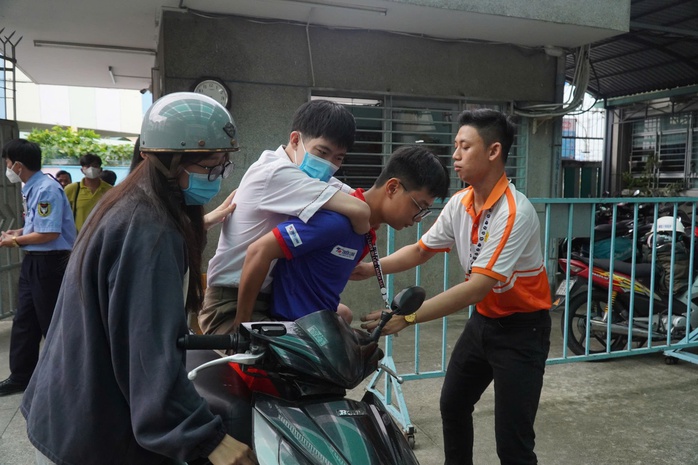 Kỳ thi THPT 2025: Thí sinh bắt đầu thi ngữ văn, đón xem gợi ý giải đề- Ảnh 10. Kỳ thi THPT 2025: Thí sinh bắt đầu thi ngữ văn, đón xem gợi ý giải đề - Ảnh 15.
