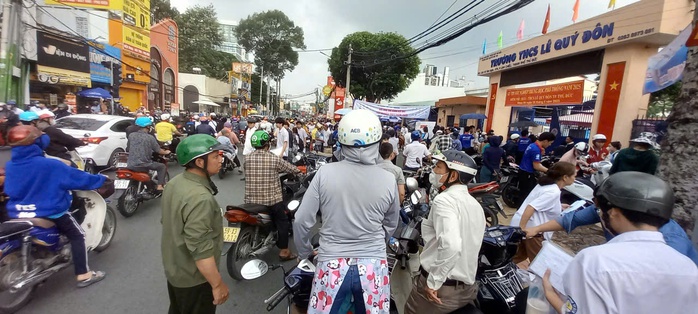 Ông bà U80 từ Bình Dương lên TP HCM động viên cháu gái trước giờ thi - Ảnh 5.