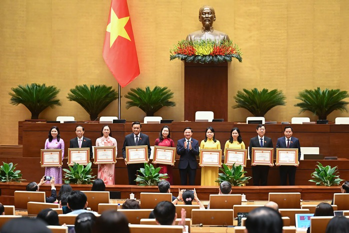 Tổng Bí thư Tô Lâm dự Lễ trao tặng Bằng khen của Ủy ban Thường vụ Quốc hội- Ảnh 3. Tổng Bí thư Tô Lâm dự Lễ trao tặng Bằng khen của Ủy ban Thường vụ Quốc hội- Ảnh 3.