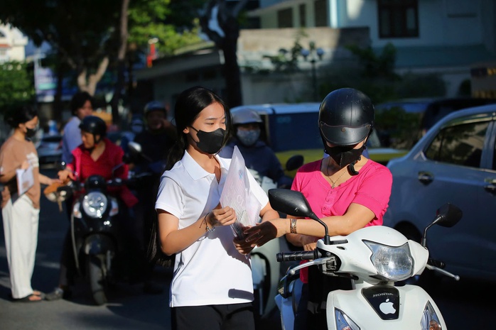 Kỳ thi THPT 2025: Thí sinh bắt đầu thi ngữ văn, đón xem gợi ý giải đề- Ảnh 1. Kỳ thi THPT 2025: Thí sinh bắt đầu thi ngữ văn, đón xem gợi ý giải đề - Ảnh 6.