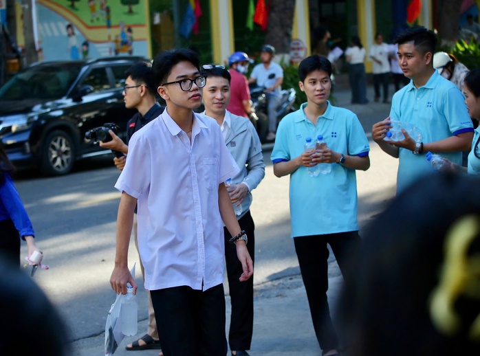 Kỳ thi THPT 2025: Thí sinh bắt đầu thi ngữ văn, đón xem gợi ý giải đề- Ảnh 2. Kỳ thi THPT 2025: Thí sinh bắt đầu thi ngữ văn, đón xem gợi ý giải đề - Ảnh 7.