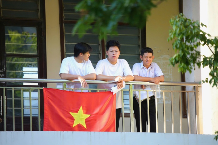 Kỳ thi THPT 2025: Thí sinh bắt đầu thi ngữ văn, đón xem gợi ý giải đề- Ảnh 3. Kỳ thi THPT 2025: Thí sinh bắt đầu thi ngữ văn, đón xem gợi ý giải đề - Ảnh 8.