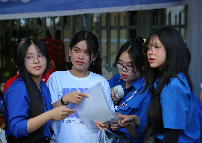 Kỳ thi THPT 2025: Thí sinh bắt đầu thi ngữ văn, đón xem gợi ý giải đề- Ảnh 5. Kỳ thi THPT 2025: Thí sinh bắt đầu thi ngữ văn, đón xem gợi ý giải đề - Ảnh 10.