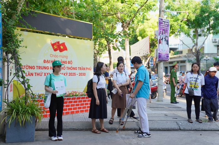 Kỳ thi THPT 2025: Thí sinh bắt đầu thi ngữ văn, đón xem gợi ý giải đề- Ảnh 6. Kỳ thi THPT 2025: Thí sinh bắt đầu thi ngữ văn, đón xem gợi ý giải đề - Ảnh 11.