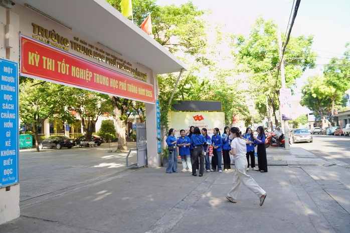 Kỳ thi THPT 2025: Thí sinh bắt đầu thi ngữ văn, đón xem gợi ý giải đề- Ảnh 7. Kỳ thi THPT 2025: Thí sinh bắt đầu thi ngữ văn, đón xem gợi ý giải đề - Ảnh 12.
