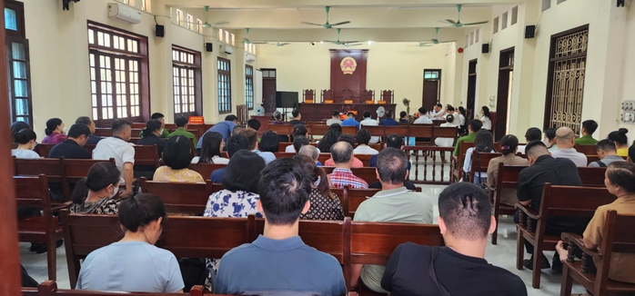 14 cựu lãnh đạo, cán bộ hải quan "ngó lơ" số hàng lậu trị giá hơn 1.800 tỉ đồng hầu toà- Ảnh 3. 14 cựu lãnh đạo, cán bộ hải quan "ngó lơ" số hàng lậu trị giá hơn 1.800 tỉ đồng hầu toà- Ảnh 3.
