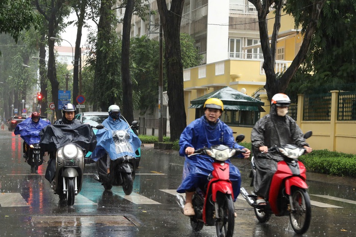 Chiều nay, mưa lớn trút xuống nhiều nơi ở TP HCM - Ảnh 2.