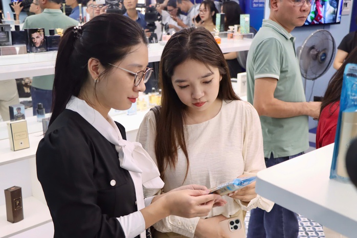 "Đối tượng buôn hàng giả qua mạng trốn biệt tăm, đến kiểm tra thấy mỗi bàn ghế" - Ảnh 1.