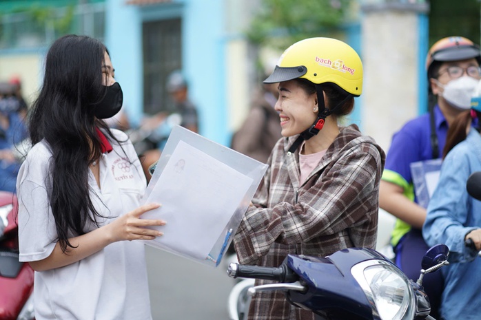 Túc trực tại điểm thi, cô hiệu phó lo lắng điểm danh từng học sinh của mình- Ảnh 4. Túc trực tại điểm thi, cô hiệu phó lo lắng điểm danh từng học sinh của mình- Ảnh 4.