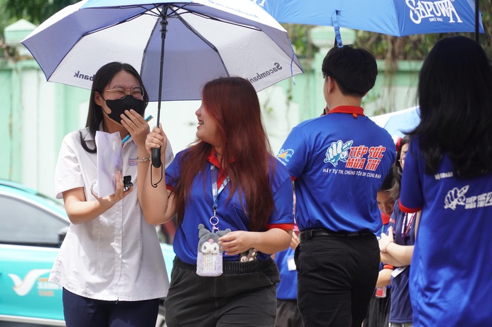 Ông bà U80 từ Bình Dương lên TP HCM động viên cháu gái trước giờ thi- Ảnh 5. Ông bà U80 từ Bình Dương lên TP HCM động viên cháu gái trước giờ thi - Ảnh 4.