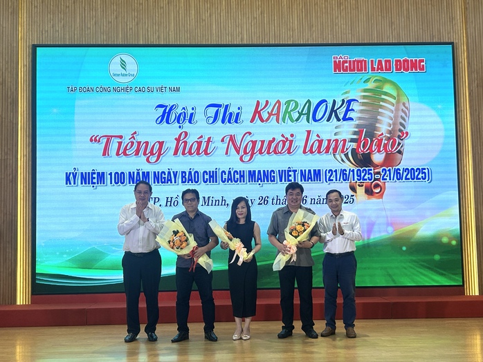 Sôi động Hội thi karaoke "Tiếng hát người làm báo"- Ảnh 2. Sôi động Hội thi karaoke "Tiếng hát người làm báo"- Ảnh 2.