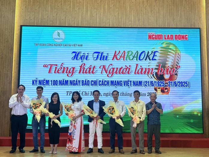 Sôi động Hội thi karaoke "Tiếng hát người làm báo"- Ảnh 3. Sôi động Hội thi karaoke "Tiếng hát người làm báo"- Ảnh 3.