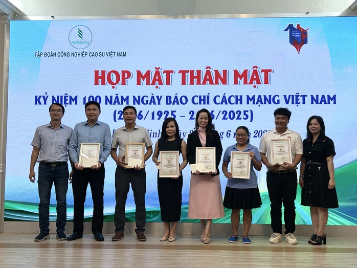 Sôi động Hội thi karaoke "Tiếng hát người làm báo"- Ảnh 9. Sôi động Hội thi karaoke "Tiếng hát người làm báo"- Ảnh 9.
