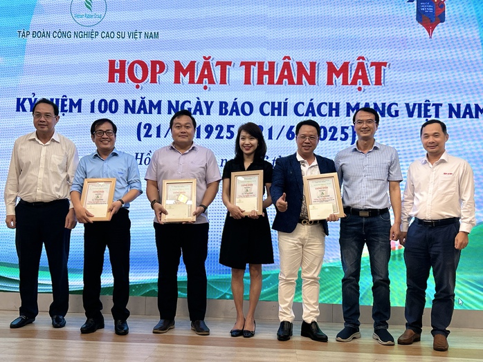 Sôi động Hội thi karaoke "Tiếng hát người làm báo"- Ảnh 7. Sôi động Hội thi karaoke "Tiếng hát người làm báo"- Ảnh 7.