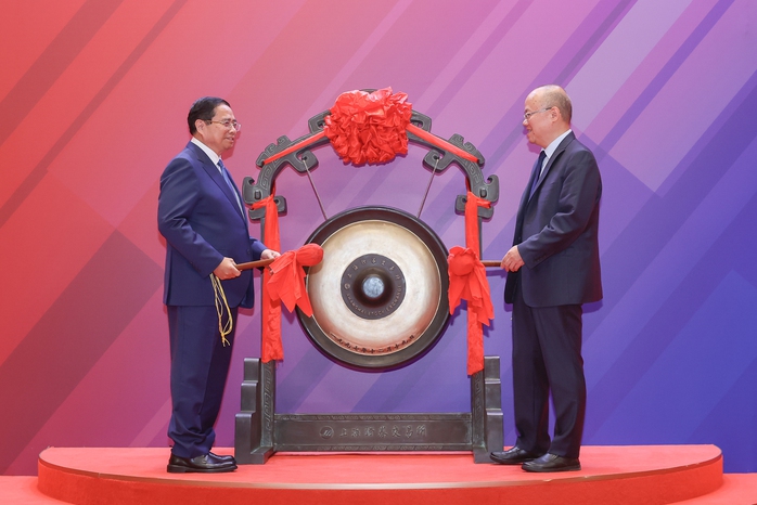 Thủ tướng thăm Sở Giao dịch Chứng khoán Thượng Hải, đề xuất hợp tác phát triển trung tâm tài chính- Ảnh 1. Thủ tướng thăm Sở Giao dịch Chứng khoán Thượng Hải, đề xuất hợp tác phát triển trung tâm tài chính- Ảnh 1.