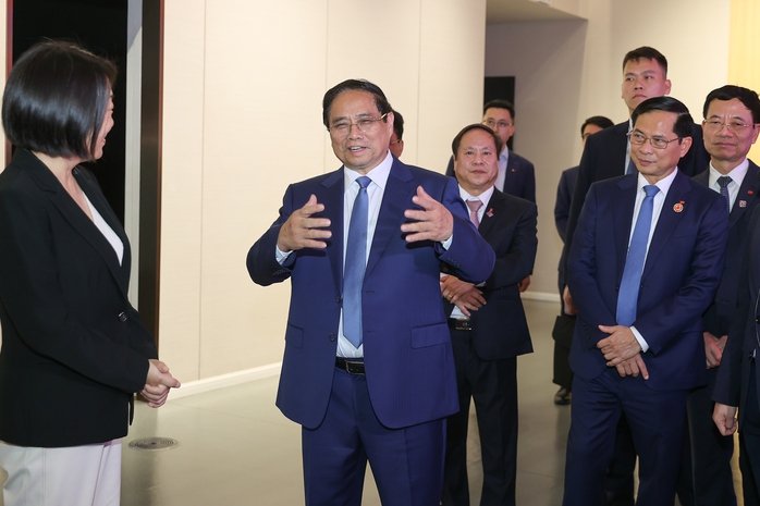 Thủ tướng thăm Sở Giao dịch Chứng khoán Thượng Hải, đề xuất hợp tác phát triển trung tâm tài chính- Ảnh 9. Thủ tướng thăm Sở Giao dịch Chứng khoán Thượng Hải, đề xuất hợp tác phát triển trung tâm tài chính- Ảnh 9.