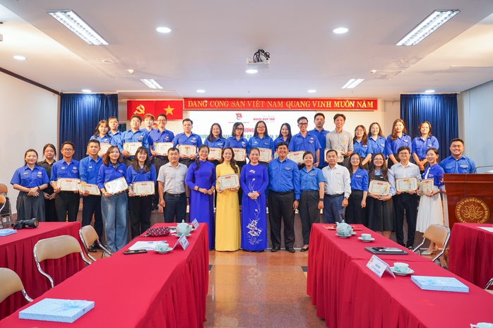 TP HCM tuyên dương 25 gương Ngòi bút trẻ năm 2025- Ảnh 5. TP HCM tuyên dương 25 gương Ngòi bút trẻ năm 2025- Ảnh 5.
