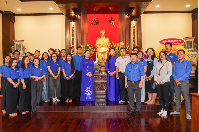 TP HCM tuyên dương 25 gương Ngòi bút trẻ năm 2025- Ảnh 1. TP HCM tuyên dương 25 gương Ngòi bút trẻ năm 2025- Ảnh 1.