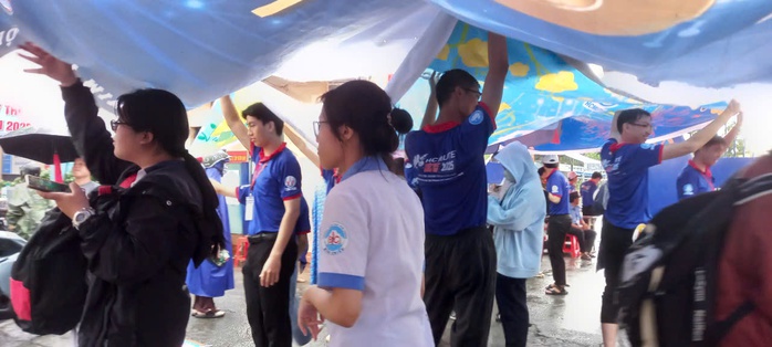 Ông bà U80 từ Bình Dương lên TP HCM động viên cháu gái trước giờ thi - Ảnh 7.