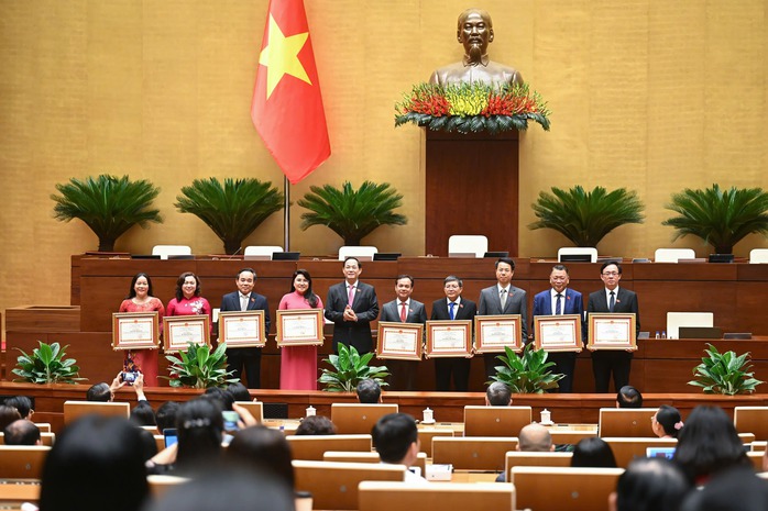 Tổng Bí thư Tô Lâm dự Lễ trao tặng Bằng khen của Ủy ban Thường vụ Quốc hội- Ảnh 4. Tổng Bí thư Tô Lâm dự Lễ trao tặng Bằng khen của Ủy ban Thường vụ Quốc hội- Ảnh 4.