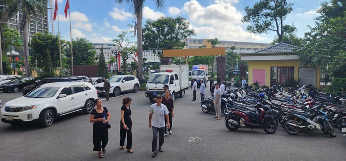 14 cựu lãnh đạo, cán bộ hải quan "ngó lơ" số hàng lậu trị giá hơn 1.800 tỉ đồng hầu toà- Ảnh 1. 14 cựu lãnh đạo, cán bộ hải quan "ngó lơ" số hàng lậu trị giá hơn 1.800 tỉ đồng hầu toà- Ảnh 1.