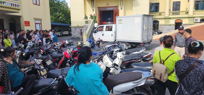 14 cựu lãnh đạo, cán bộ hải quan "ngó lơ" số hàng lậu trị giá hơn 1.800 tỉ đồng hầu toà- Ảnh 4. 14 cựu lãnh đạo, cán bộ hải quan "ngó lơ" số hàng lậu trị giá hơn 1.800 tỉ đồng hầu toà- Ảnh 4.